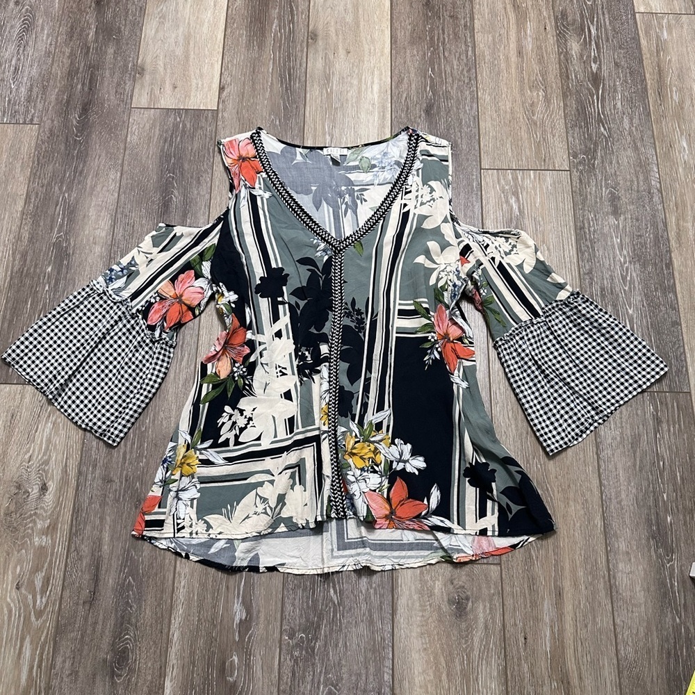 🛍️ Spense multi color shoulder off Top with bell sleeve excellent condition.